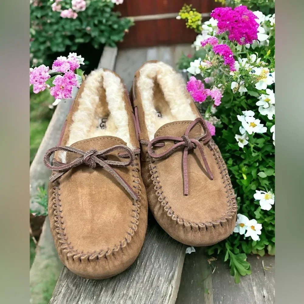 🔥🔥UGG Dakota Moccasin Slipper Water Resistant Slip on Size 6
